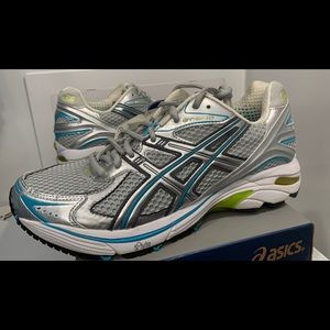Women’s 8 1/2 asics gel shoes